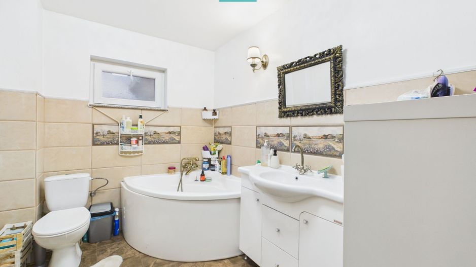 Două case pe un teren generos în Ghiroda - Poză 8