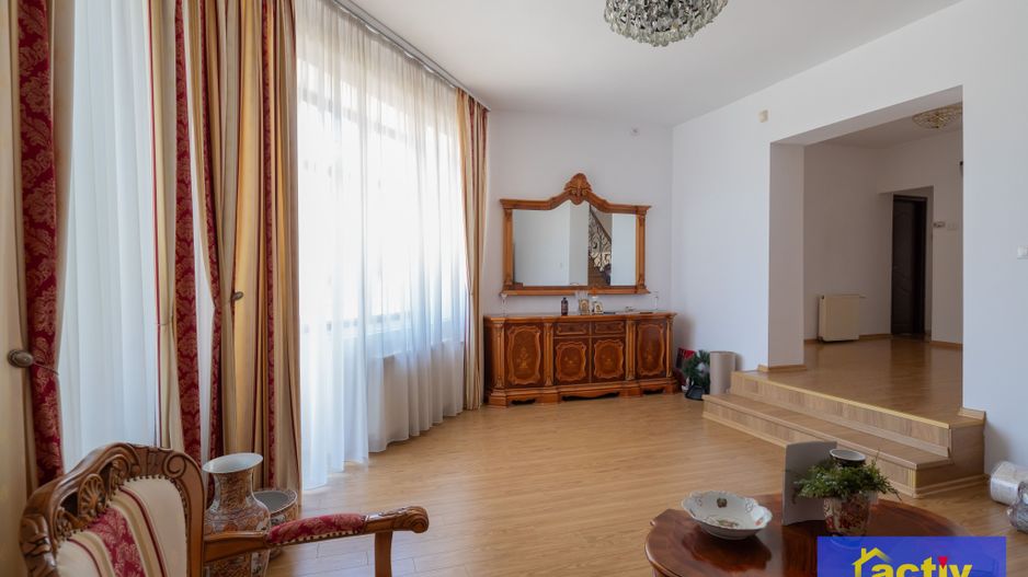 Vilă cu arhitectură aparte, spații generoase și curte intimă | Ovidiu - Poză 11