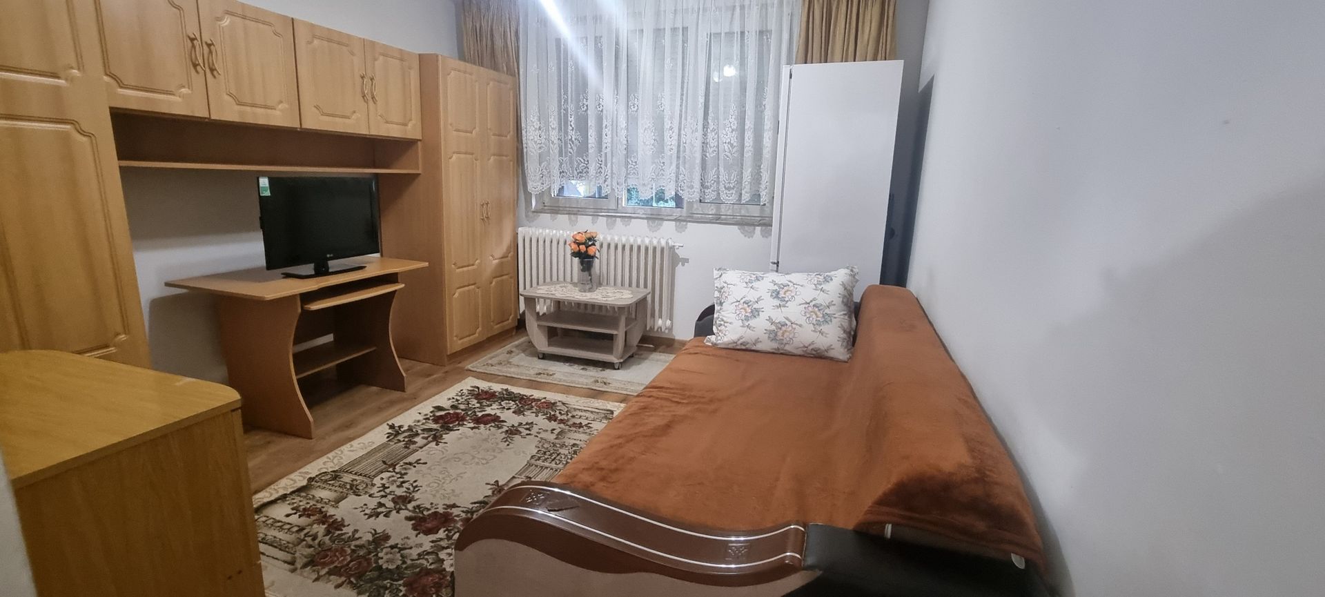 Chirie, garsonieră, mobilată, utilată, parter Blv Dacia. 250 Euro/lună - Poză 1