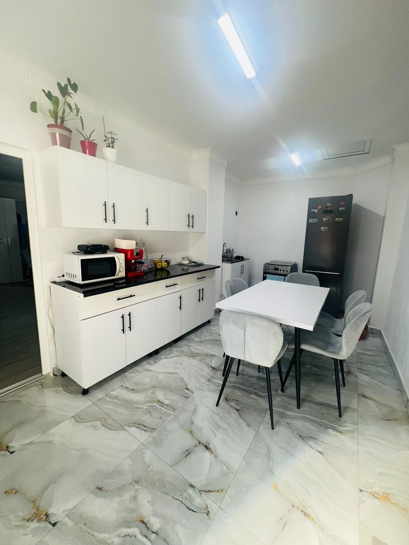 Apartament cu 2 camere la curte comuna , zona centrala - Poză 3