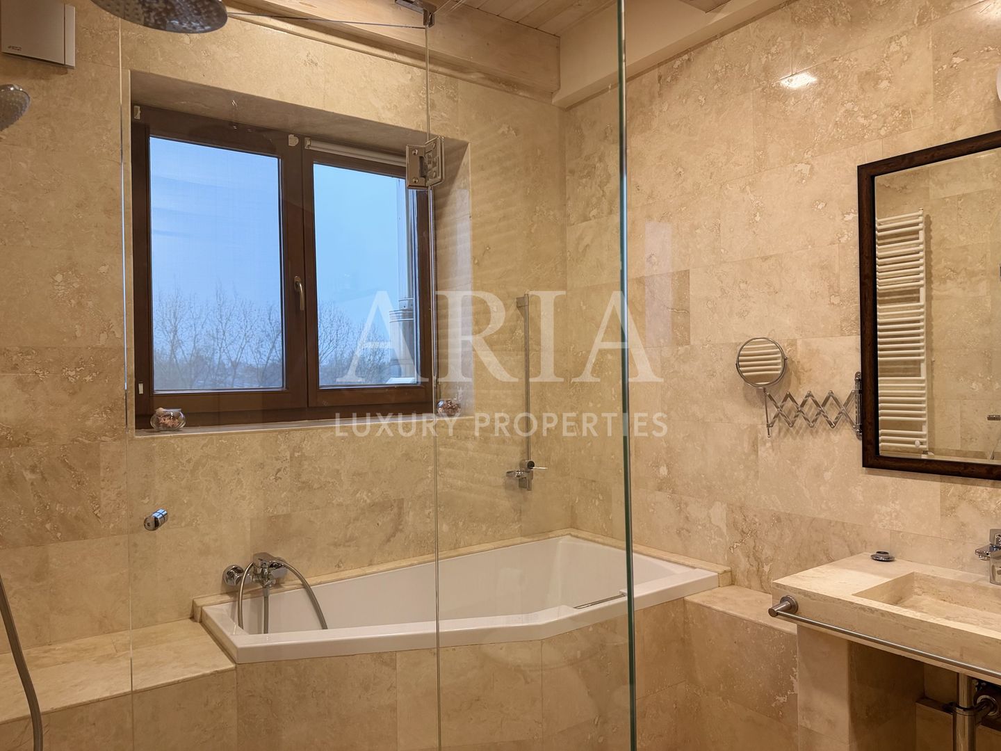 SNAGOV VILA | 36m DESCHIDERE LA LAC | PONTON 250mp | JACUZZI | SPA | BOWLING - Poză 8