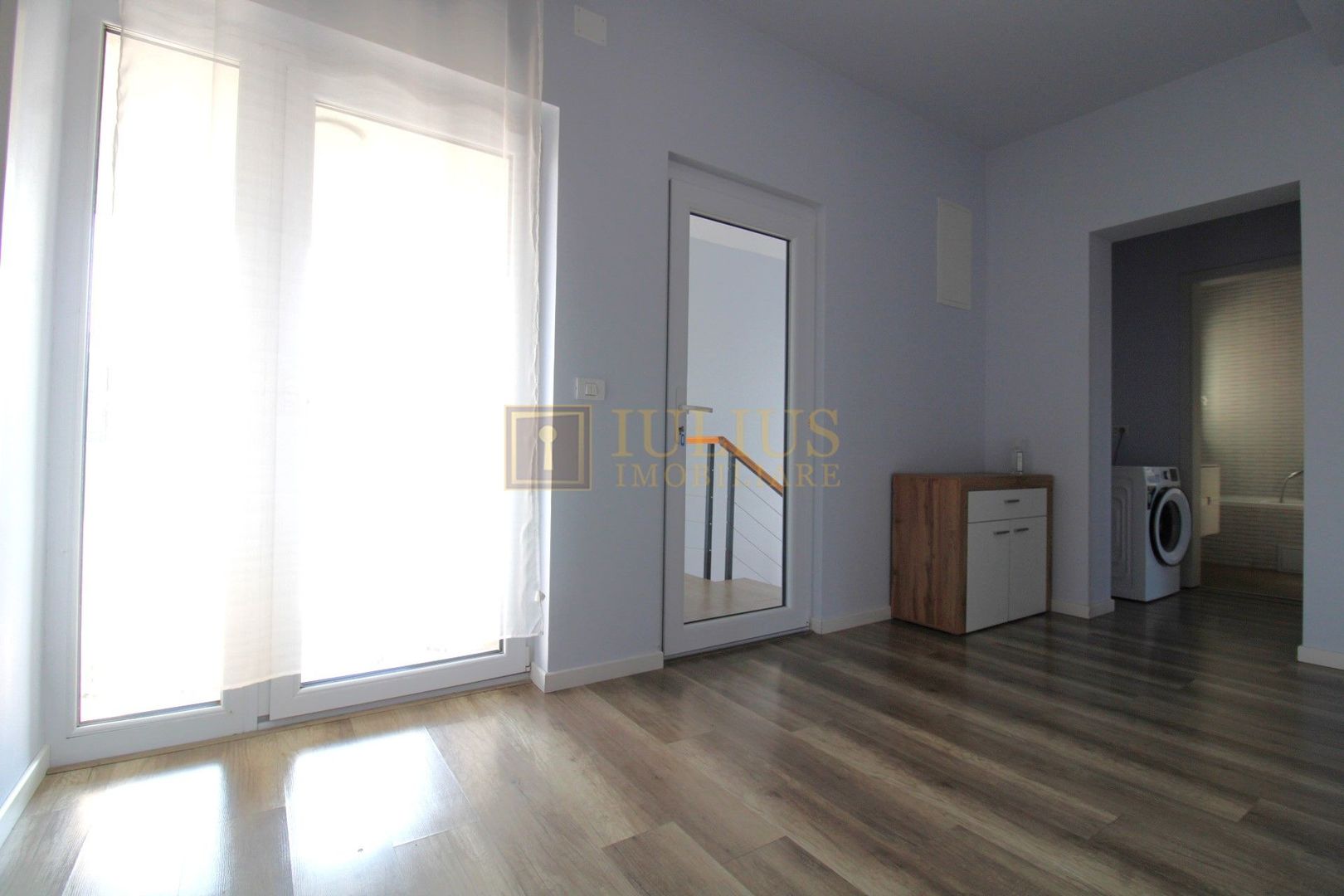 Casa cu 3 camere, locuri de  parcare, curte - Poză 16