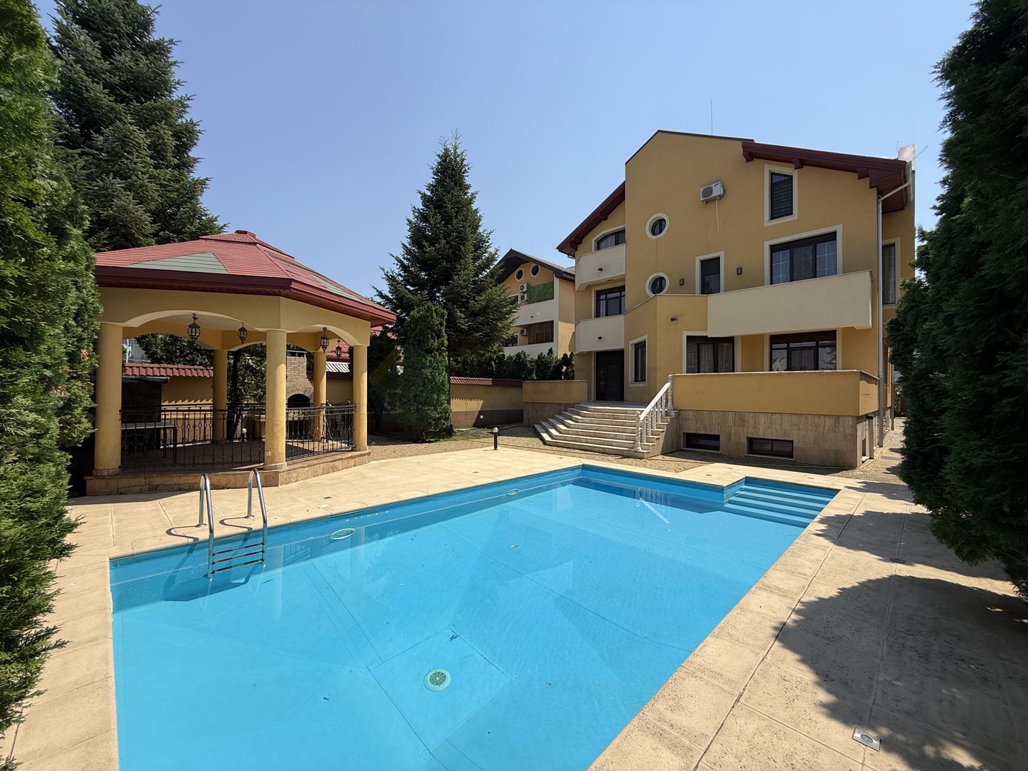 Vila 9 camere cu piscina si teren de 1.000 mp - Poză 1