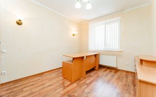 Se oferă spre închiriere casă în centrul orașului, ideală pentru birouri, clinică sau centru educați - Poză 13