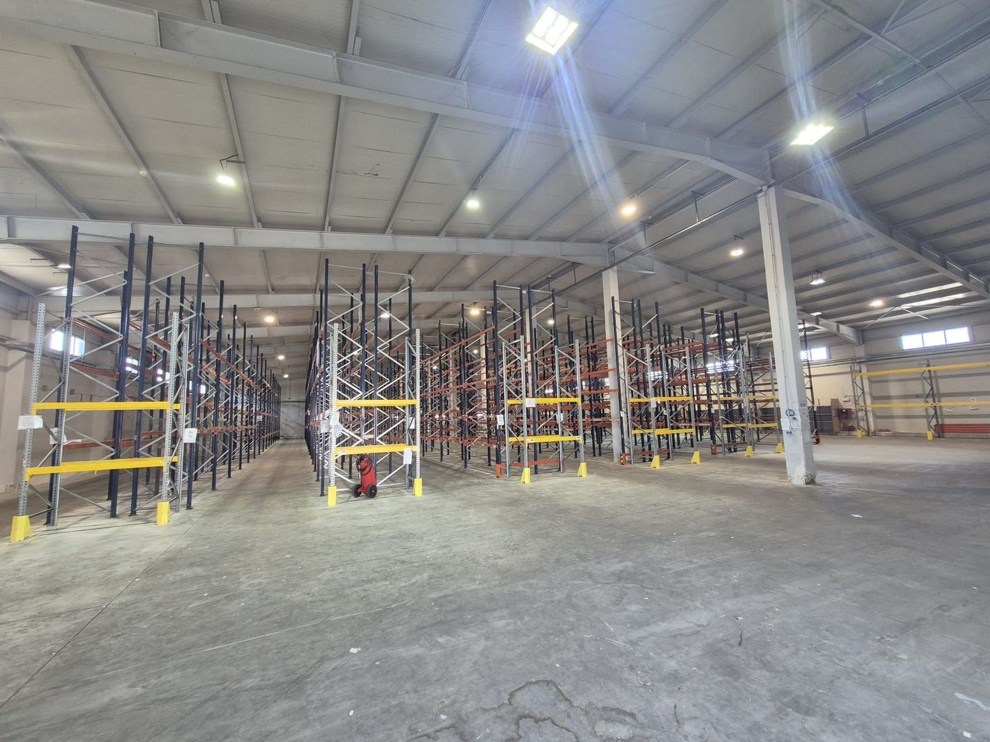 De inchiriat depozit logistic cu rafturi incluse, 2 rampe , Chitila - Poză 3