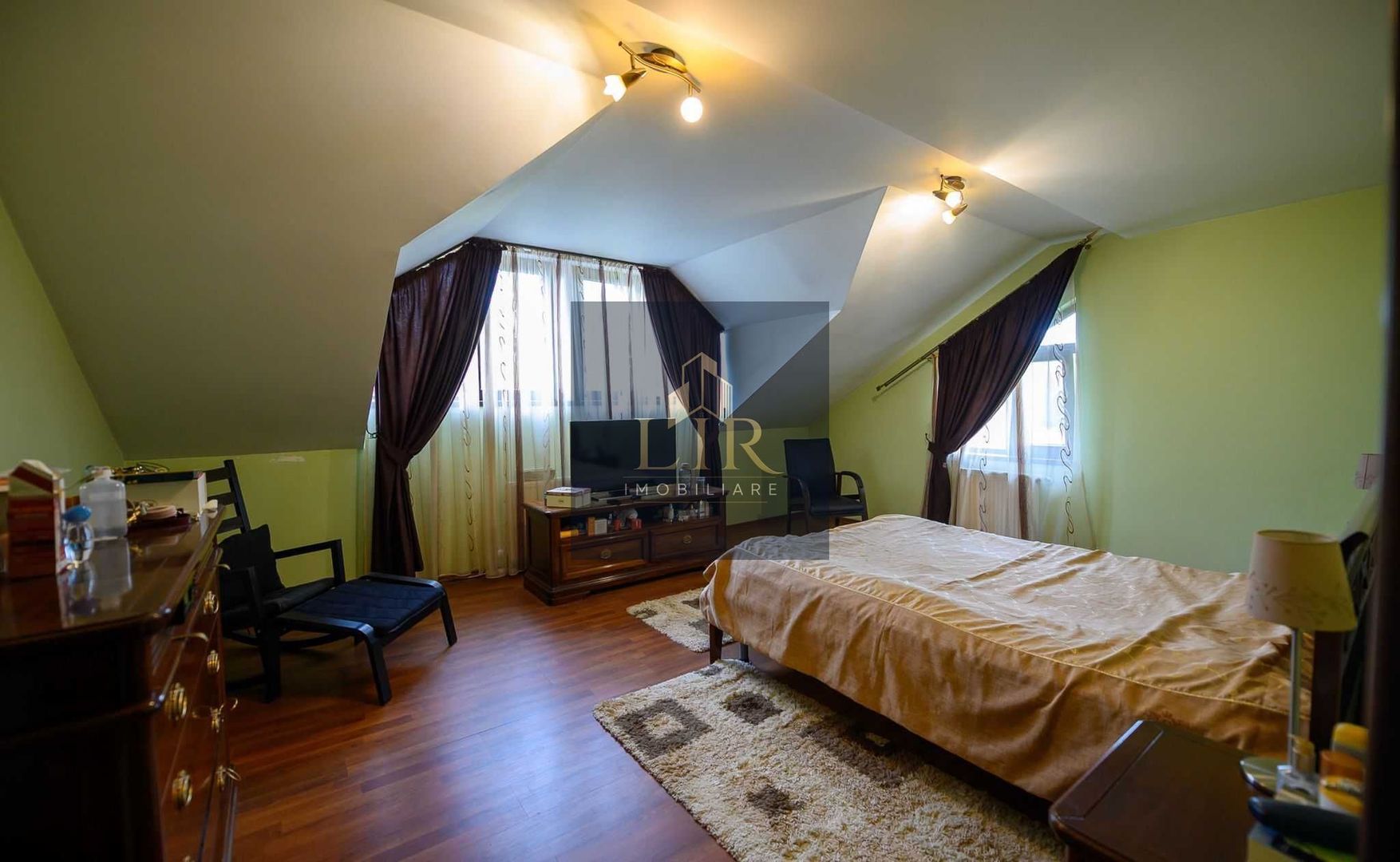 Vilă 5 camere 240 mp, mobilata,teren 806 mp – Platou Galata, Iași - Poză 3