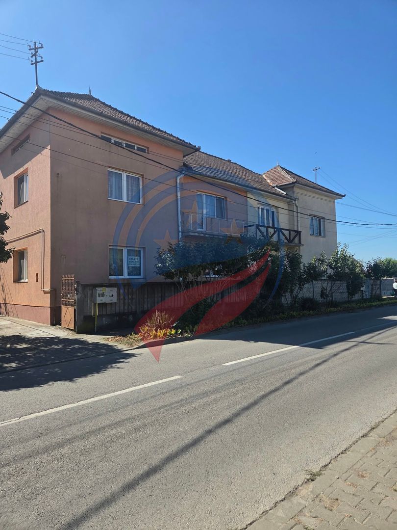 Casă tip duplex de vânzare – 217 mp, teren 897 mp, zona centrală Luduș - Poză 1