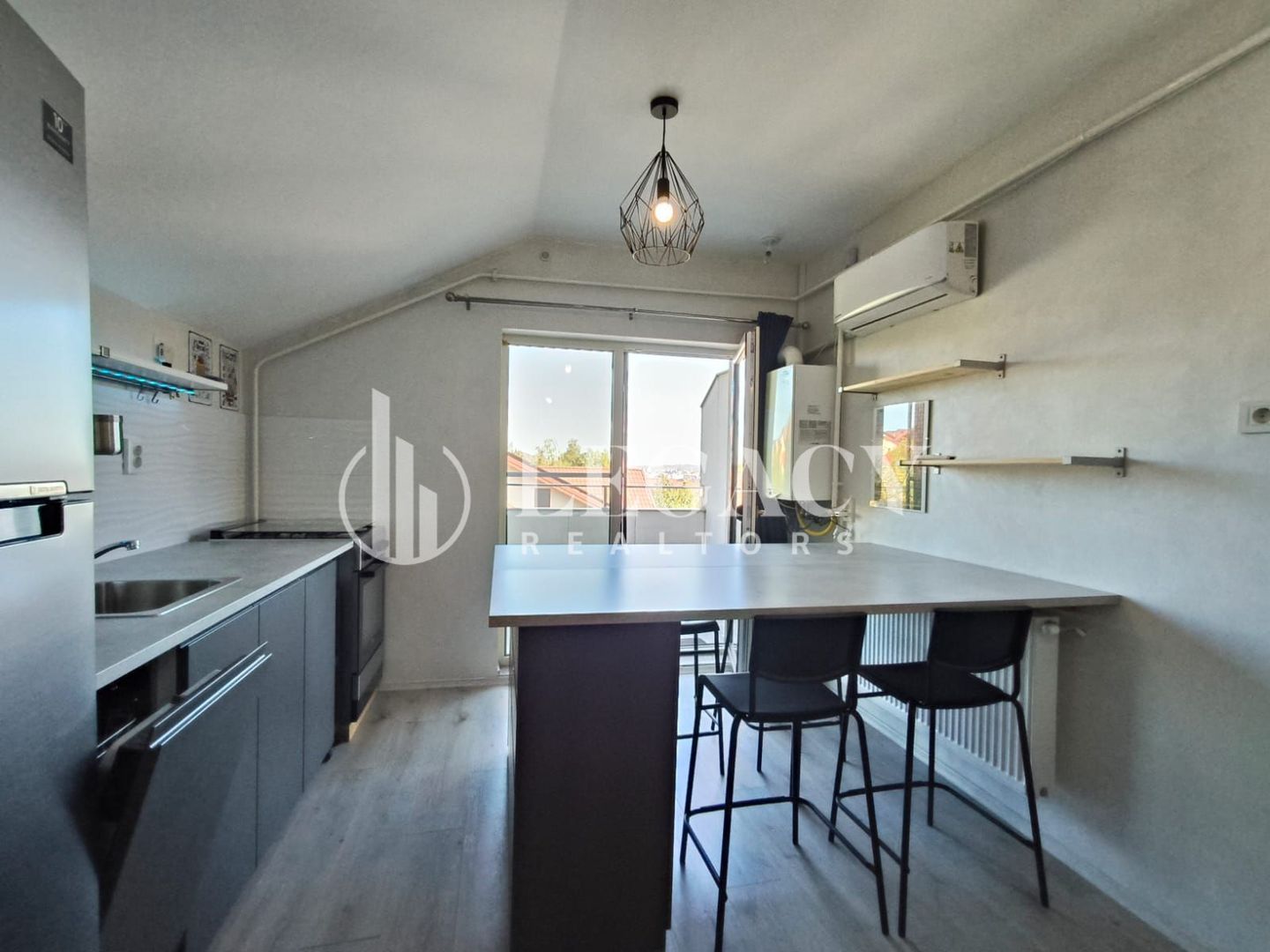 Apartament READY TO MOVE la mansardă, cu balcon și boxă de depozitare - Poză 3