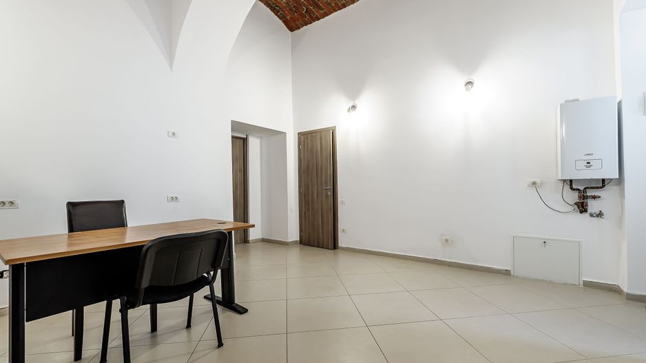 Apartament ultracentral Arad. Pretabil pentru birou. - Poză 3