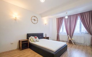 Casă spațioasă de vânzare – Strada Republicii nr. 105, Dragomirești - Poză 7