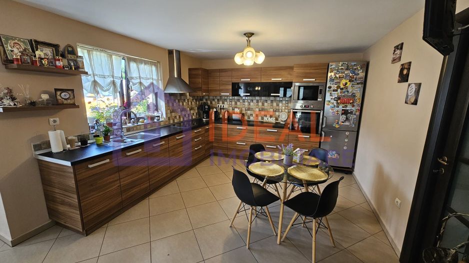 Vila Moderna cu 5 camere, garaj si 921 mp de curte, in Tocile - Poză 4