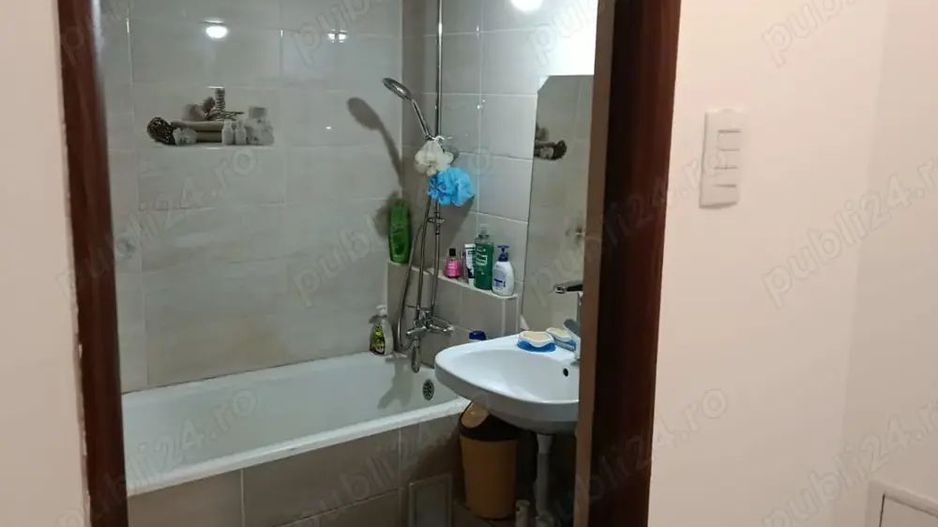 Vanzare apartament 3 camere semidecomandat - Poză 1