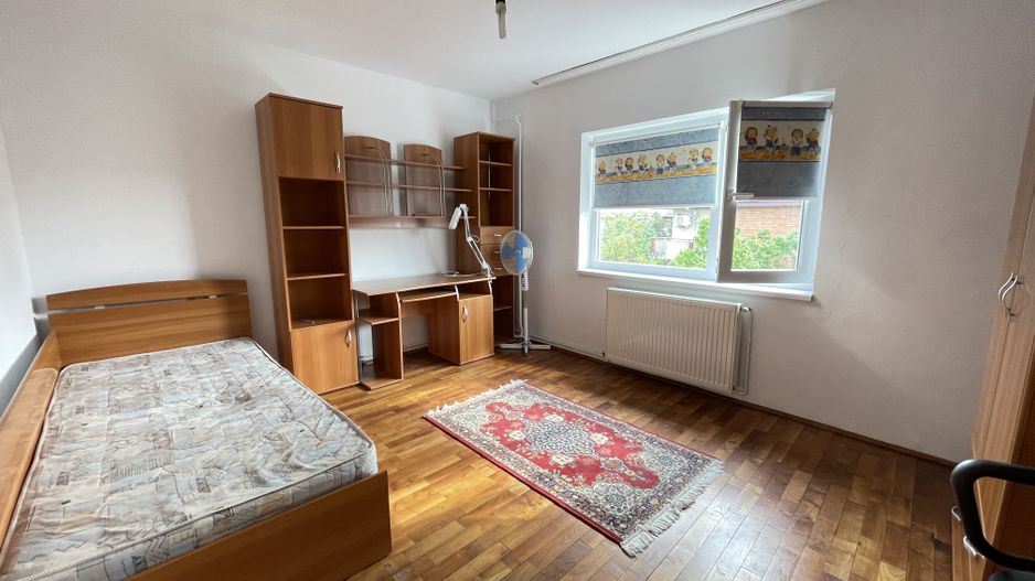 Apartament spatios cu trei camere si garaj - Poză 10