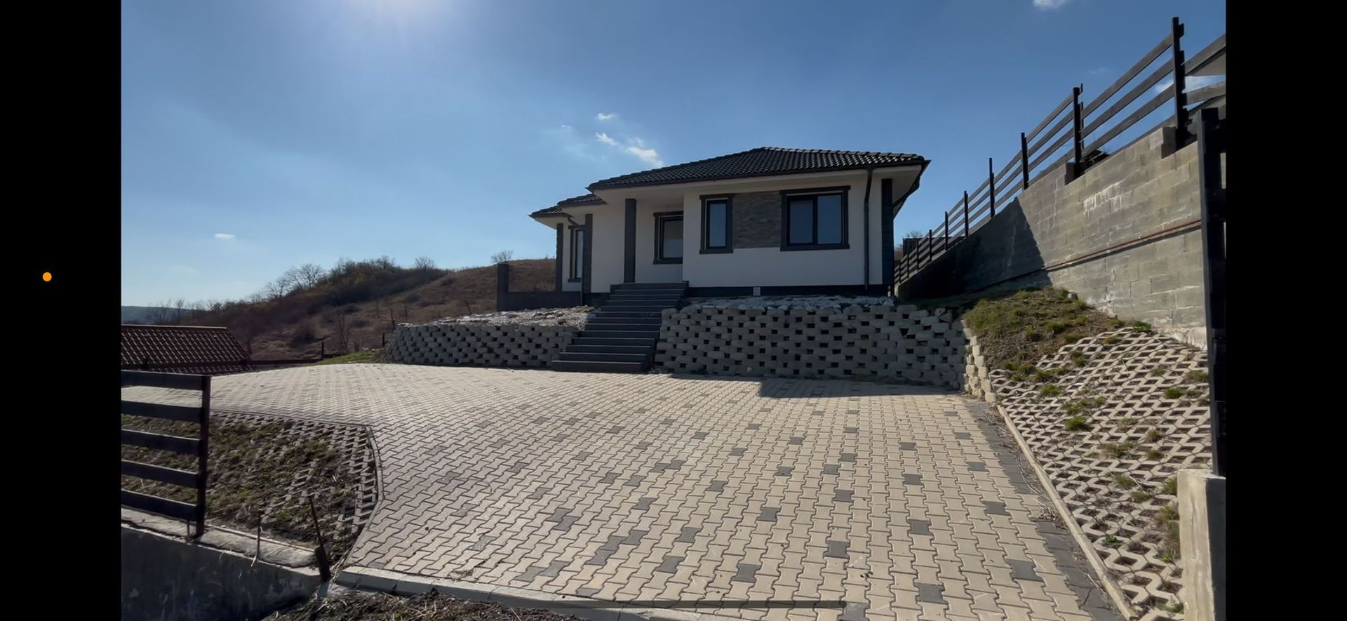 CASA CU 3 CAMERE PE UN NIVEL 110 mp ZONA CORUNCA - Poză 2