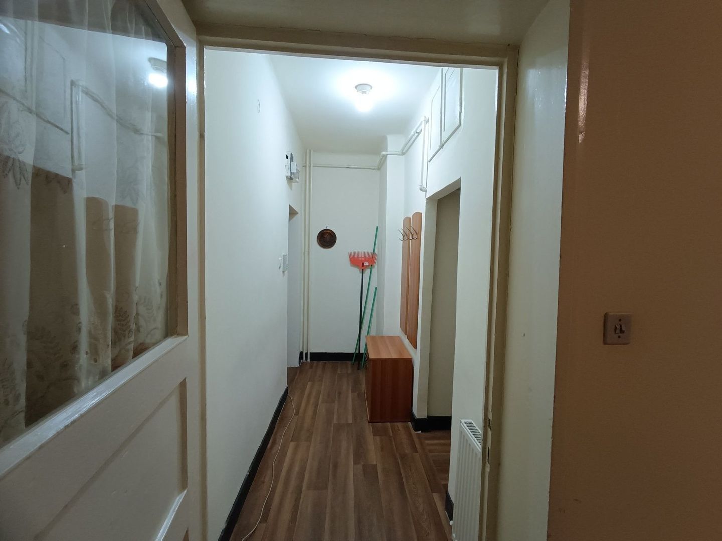 Garsonieră spațioasă de vânzare în zona istorică a Brașovului - Poză 3