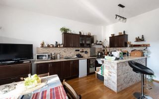 Casă individuală cu 2 apartamente de vânzare, lângă Hotel Ambasador – Dâmbovița, - Poză 3