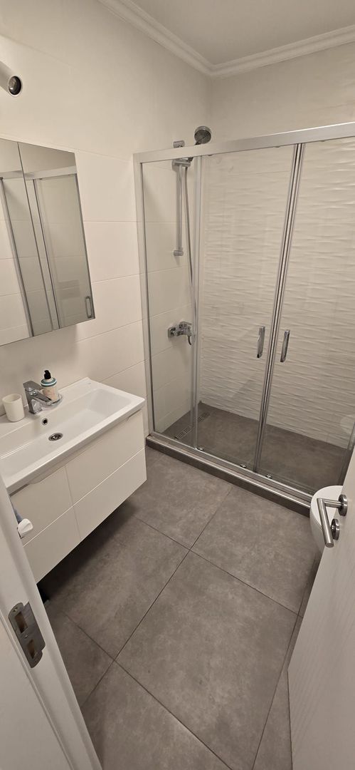 Studio modern de închiriat în Solid Butoaie – vedere la lac, parcare - Poză 7