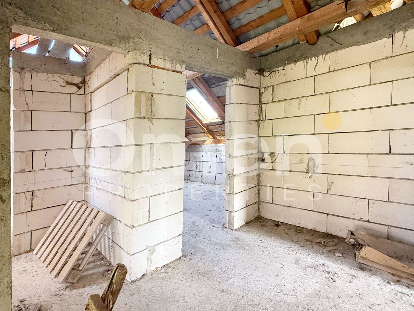 Casă cu potențial imens P+M, teren 7,91 ari, zonă liniștită, Ocna Șugatag. - Poză 13