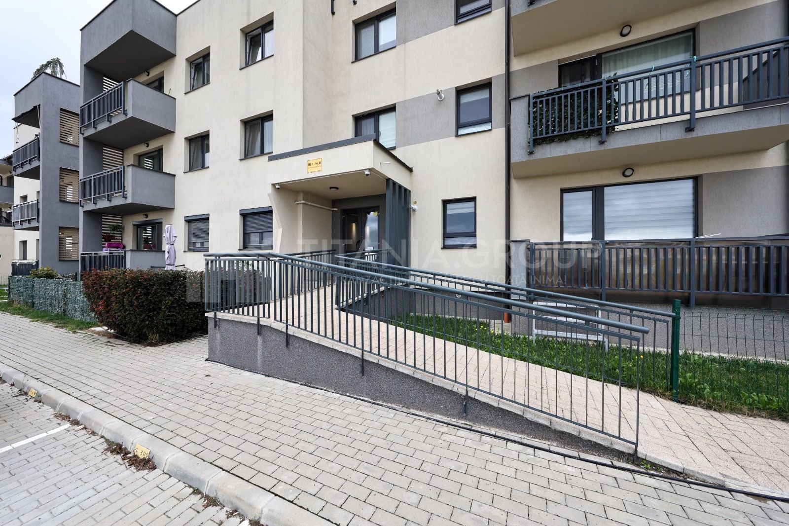 Apartament cu 3 camere, 2 bai, mobilat lux - zona Coresi - Poză 18