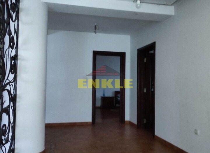 Vila 5 camere , zona Petru Rares -demisol+parter+etaj , pret negociabil ! - Poză 9