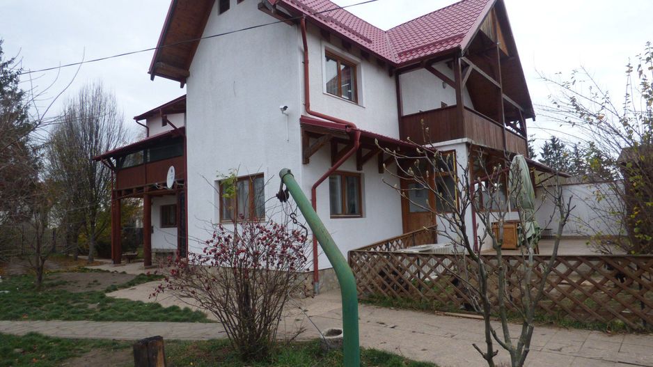 Vila cu 6 camere + 2 case + bazin inot+ 5.934 mp teren  com. Chichis - Poză 1
