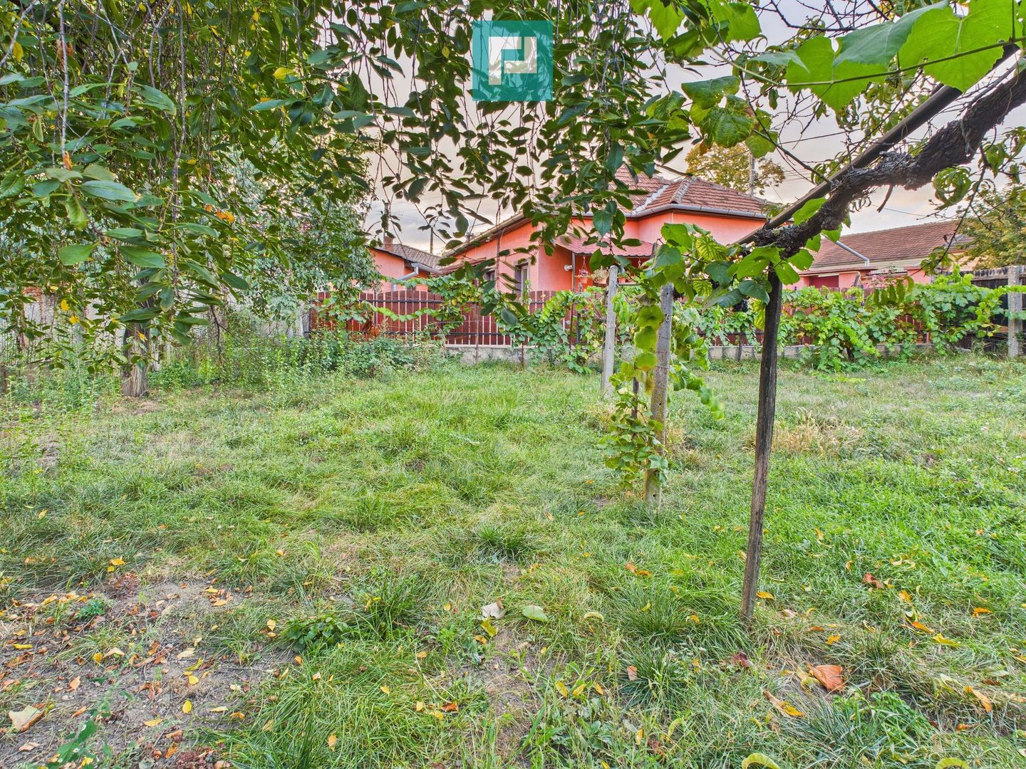 Casă cu 8 camere de renovat în Pârneava - Poză 14