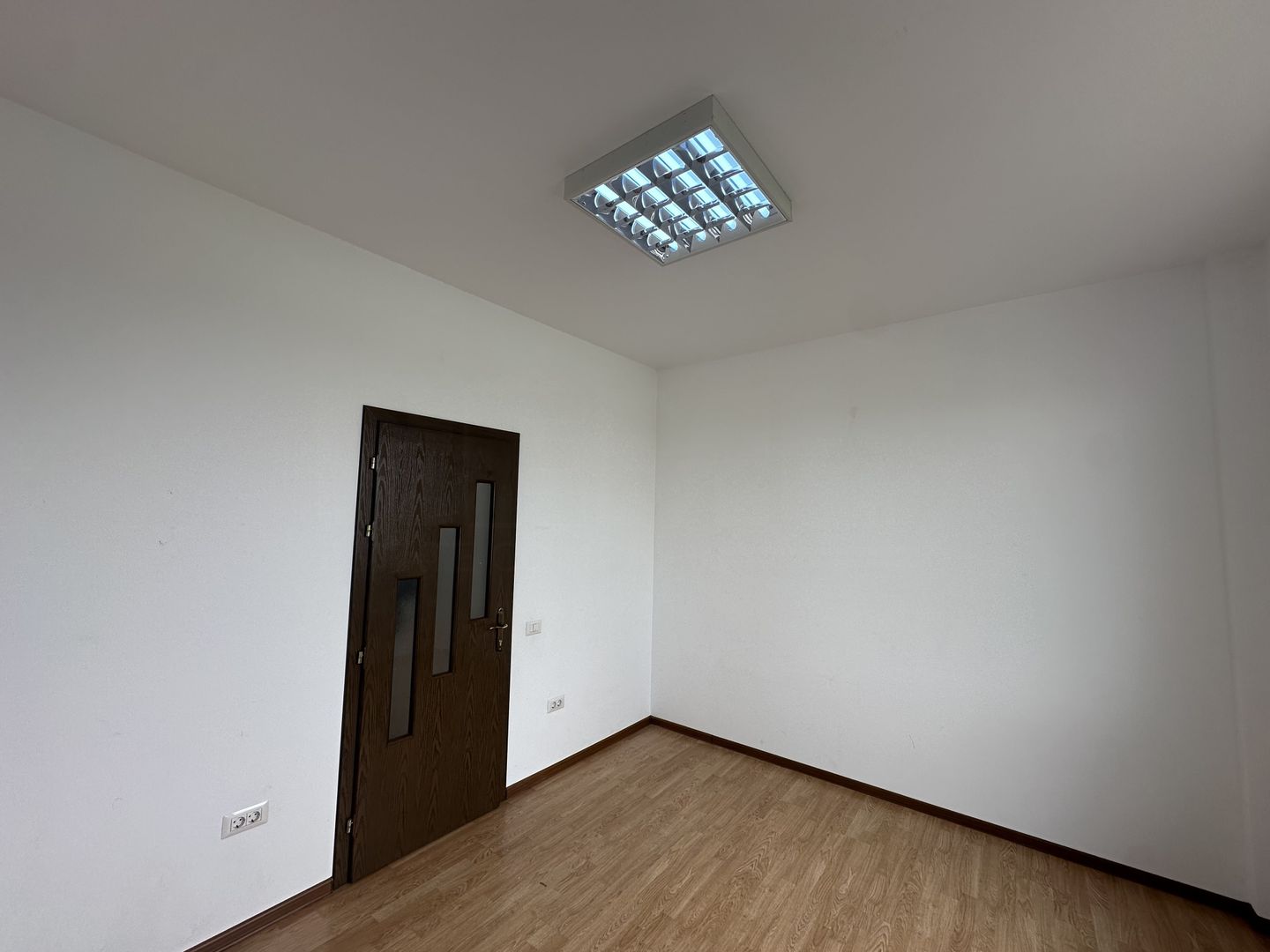 Birouri de închiriat | 20 MP | Etaj 1 | Paza + Supraveghere - Poză 4