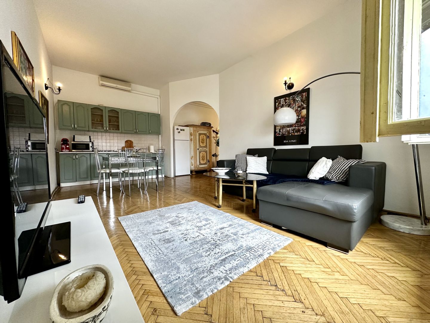 Apartament cu 2 camere,  clasic si boem, cu vedere in Piață Victoriei - Poză 1