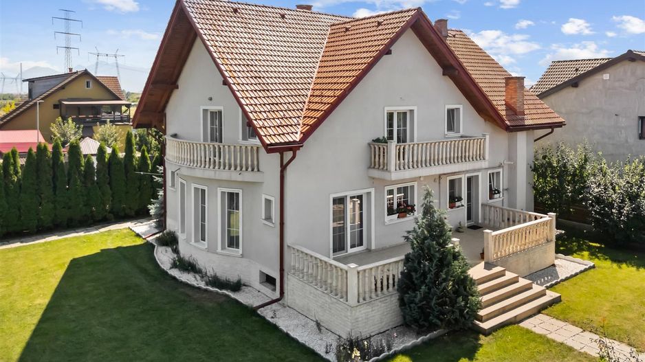 Vila / Casa superba cu 5 camere zona | 1032 mp teren |  Sanpetru Brasov - Poză 2