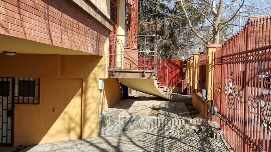 Vila str Garlei cu garaj dublu - Poză 1