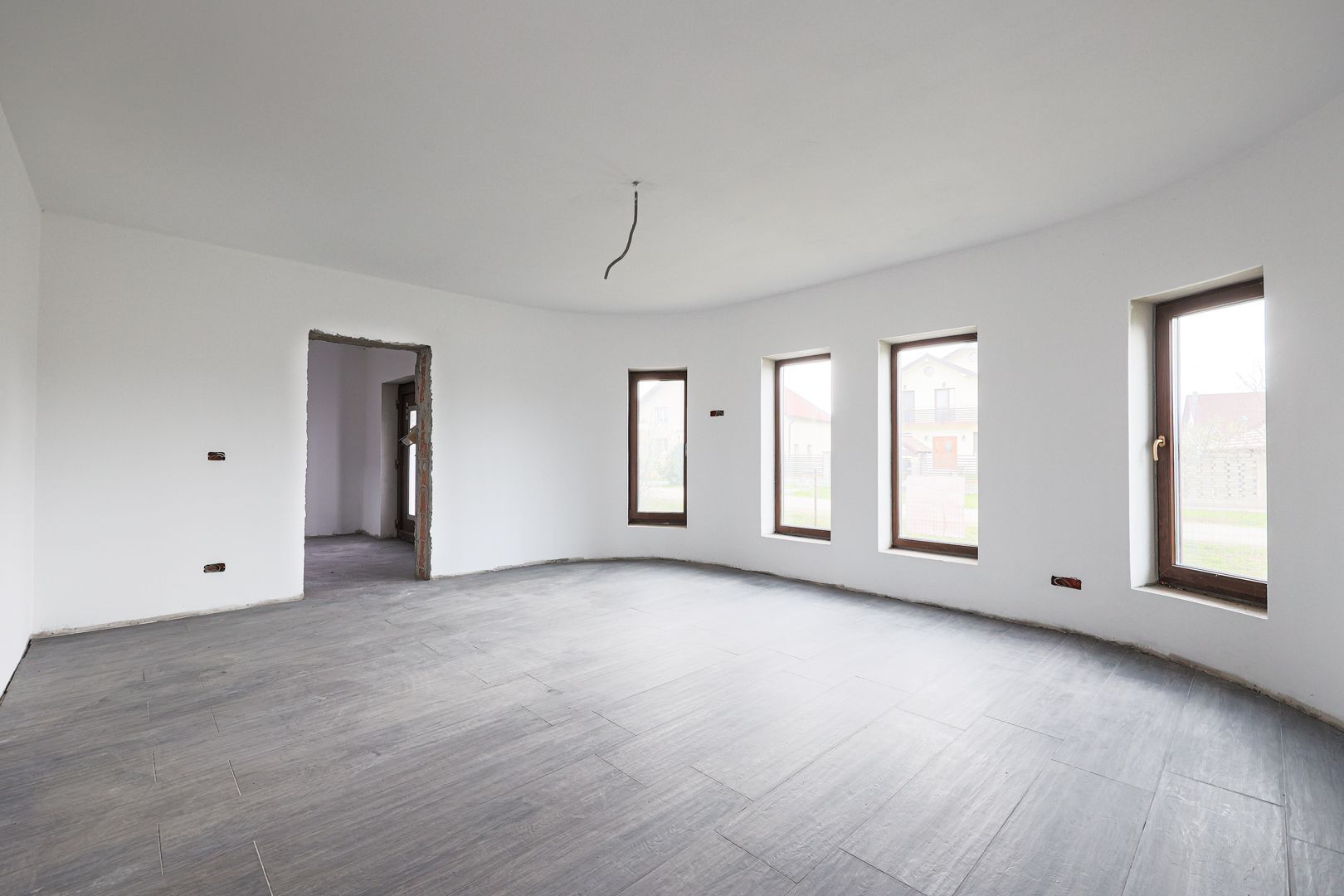 Casă nouă, impunătoare și luminoasă, construită cu griijă la detalii. - Poză 3