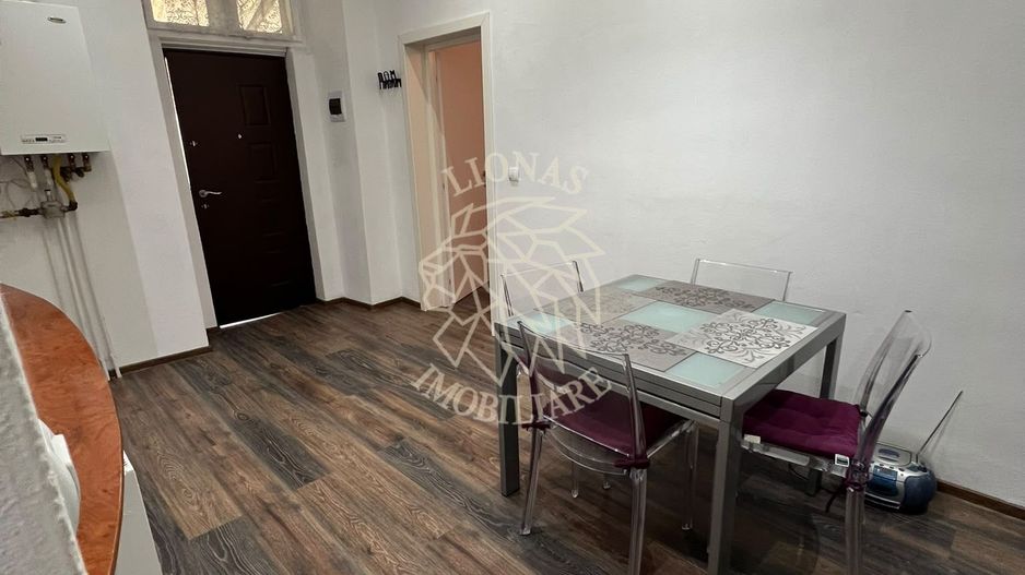 Apartament Renovat Complet 2 camere-et 1-parcare-curte comuna-Central - Poză 3
