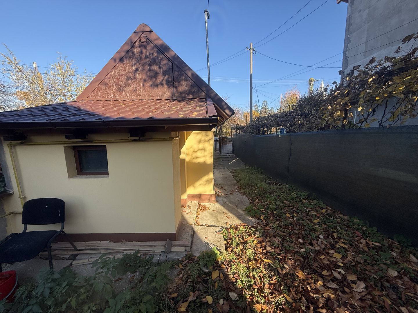 2 corpuri de Casă renovate + teren 125 mp Campina - Poză 5