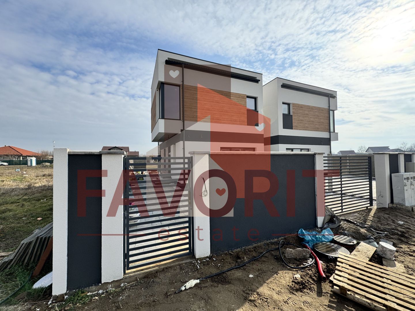 Duplex in Mosnita. Despartit prin anexa. La asfalt. - Poză 1