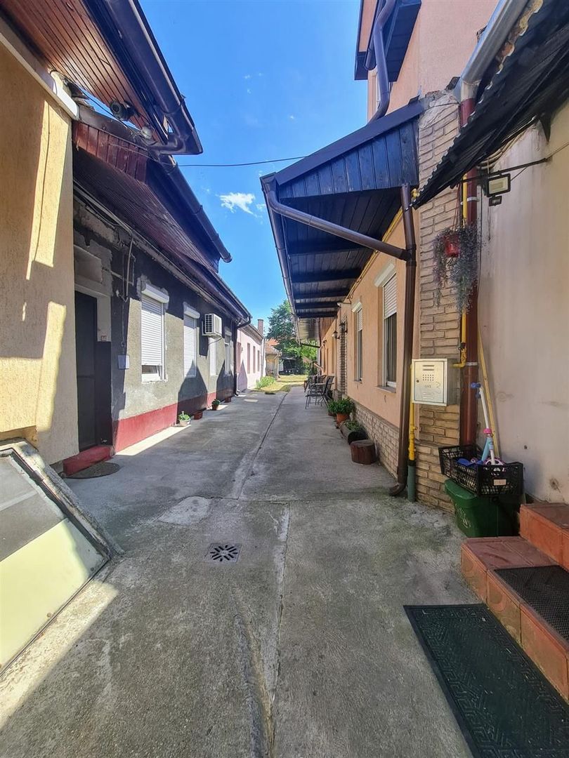 Casa centrala la curte comuna - Poză 7