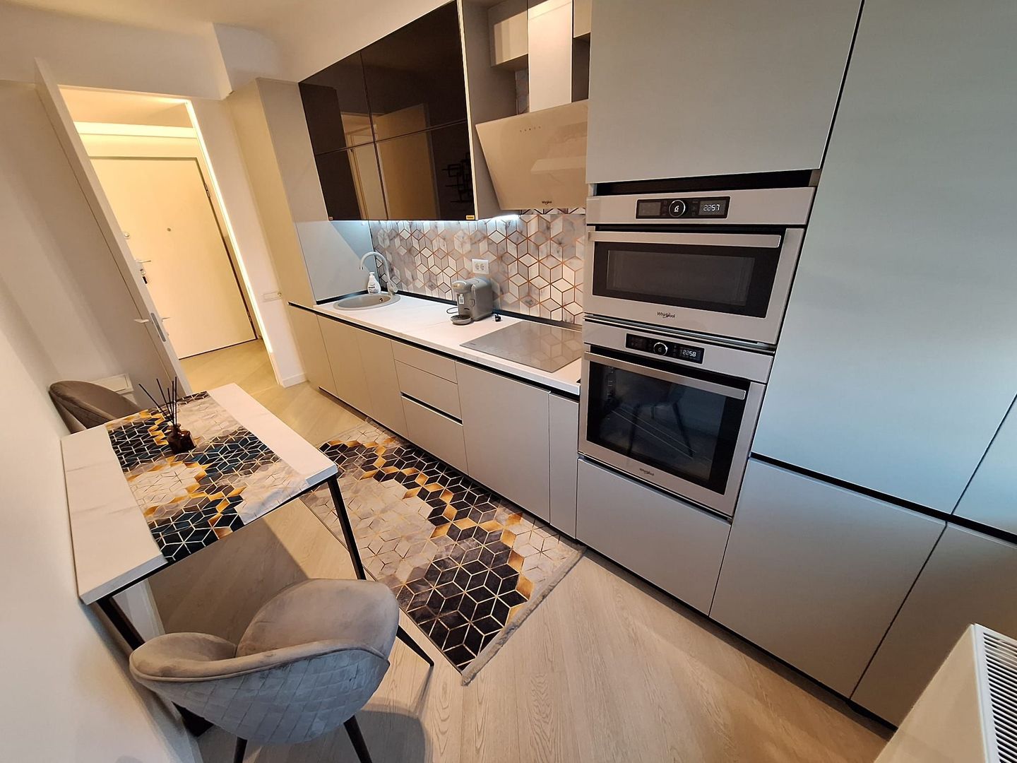 2 CAMERE - DECOMANDAT - ULTRA FINISAT - MOBILAT UTILAT COMPLET - Poză 9