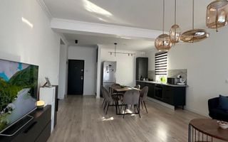 Vând apartament cu trei camere - Poză 2