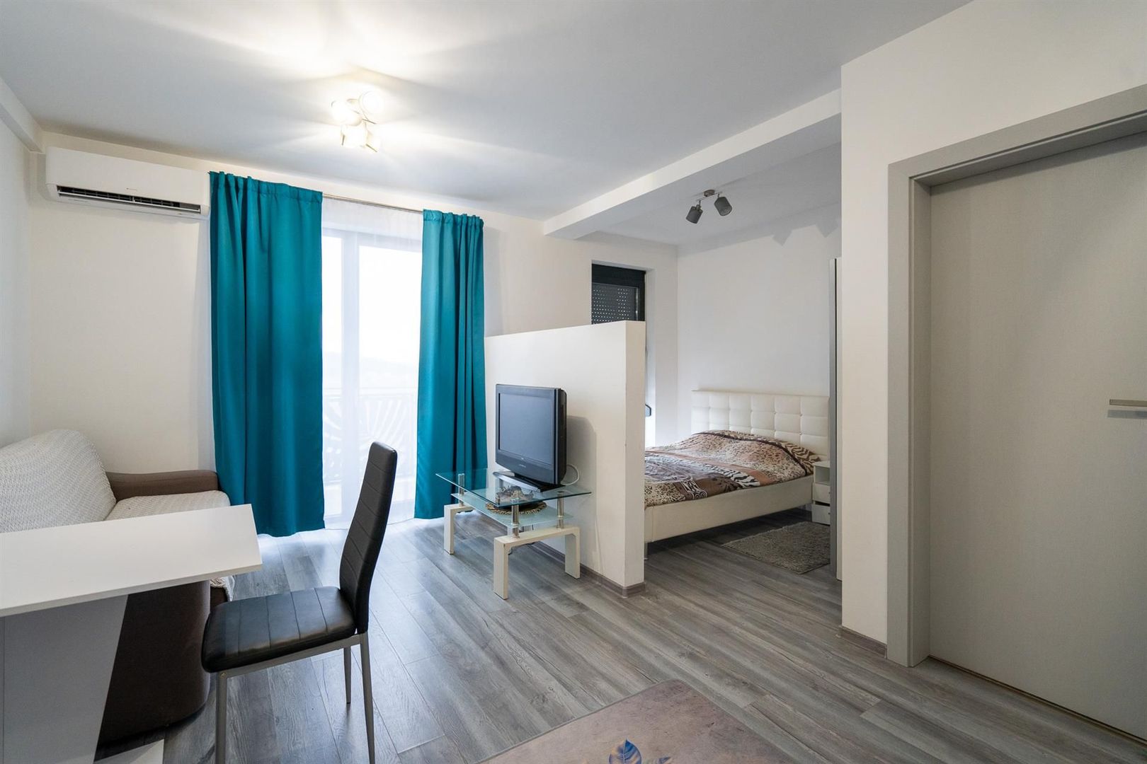 Studio Felix cu piscina mobilat - Poză 1