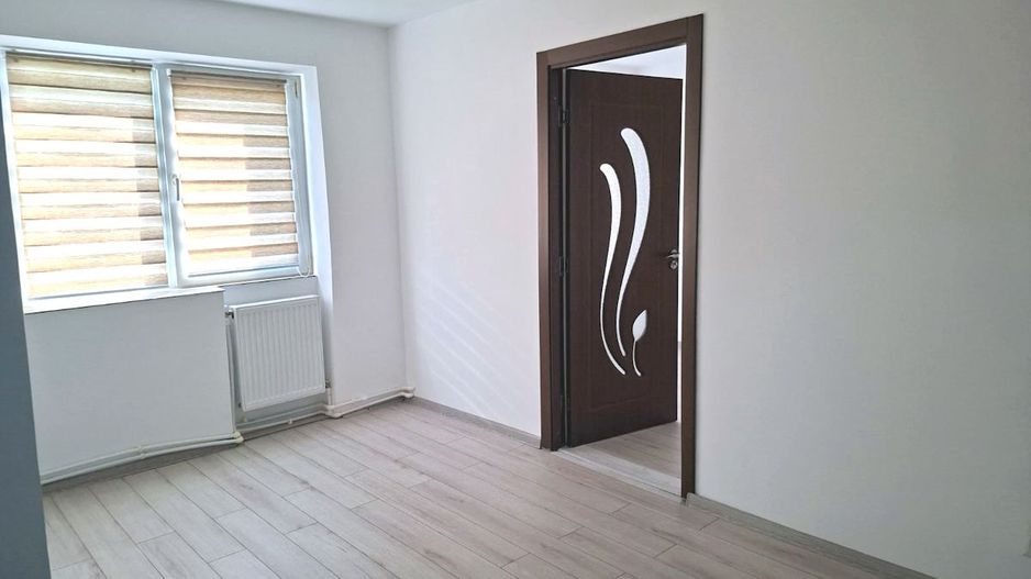 Apartament cu 2 camere, complet renovat, în zonă centrală din Tecuci - Poză 2
