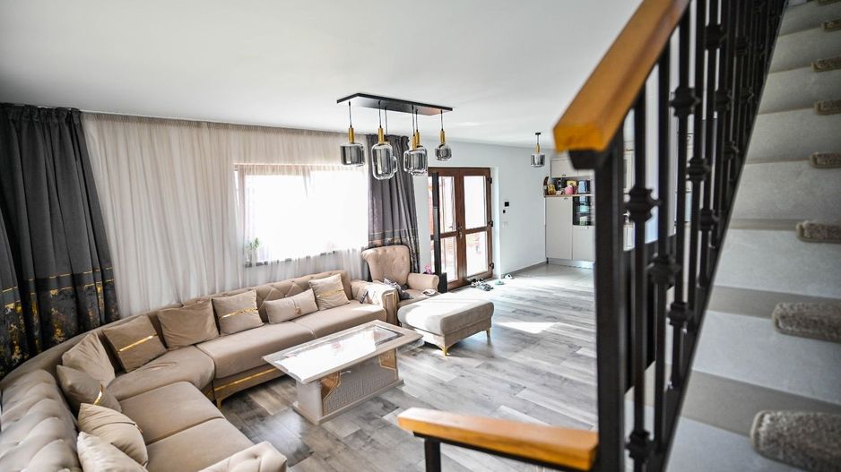 Casa individuală de vânzare Sânpetru, 5 camere, garaj, foișor, curte - Poză 7