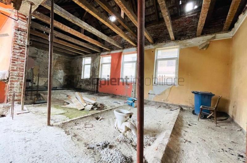 Casa situata ultracentral cu proiect autorizat - Poză 12