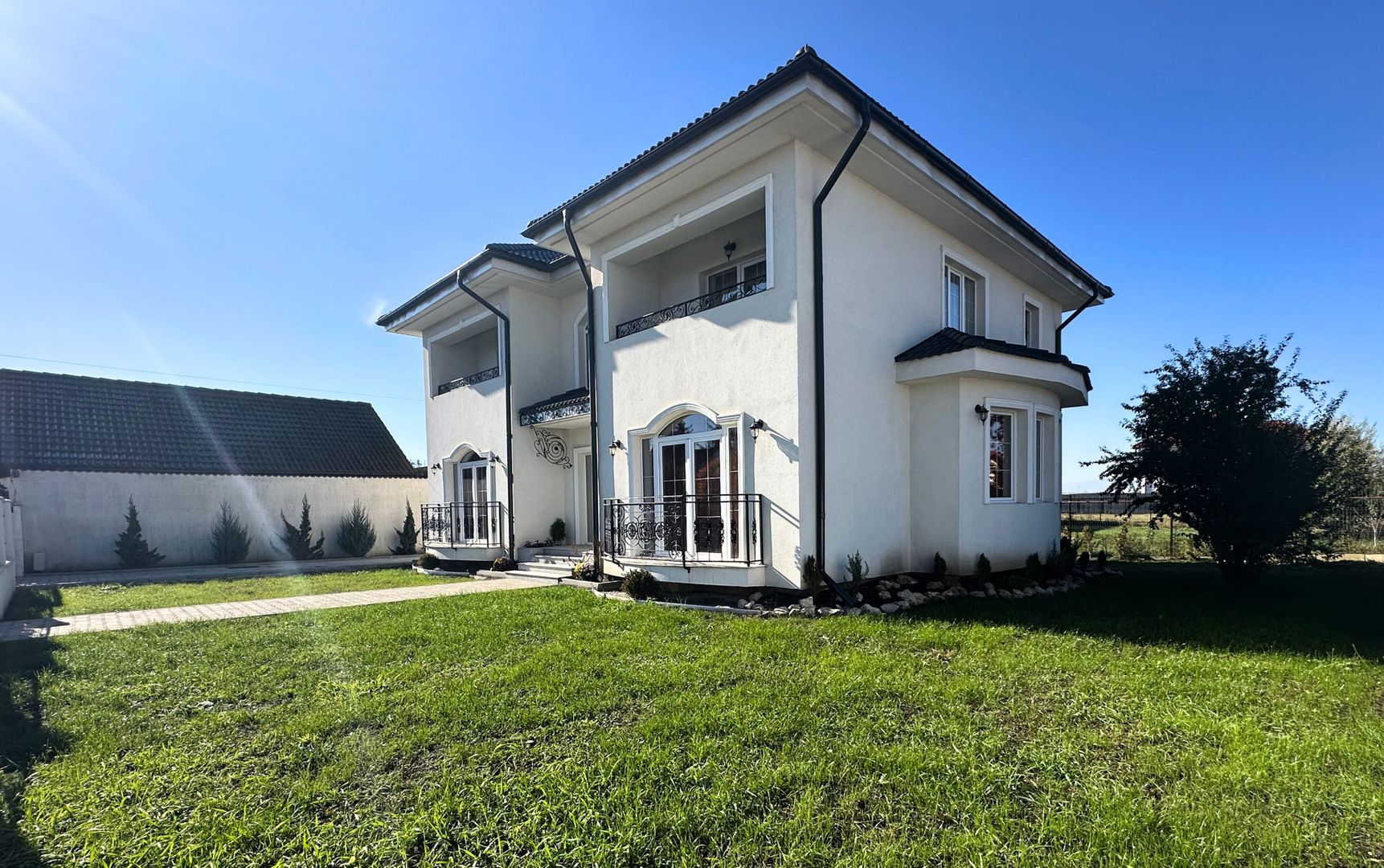 Vânzare casă 5 camere nouă elegantă și spațioasă în Hărman - Poză 1