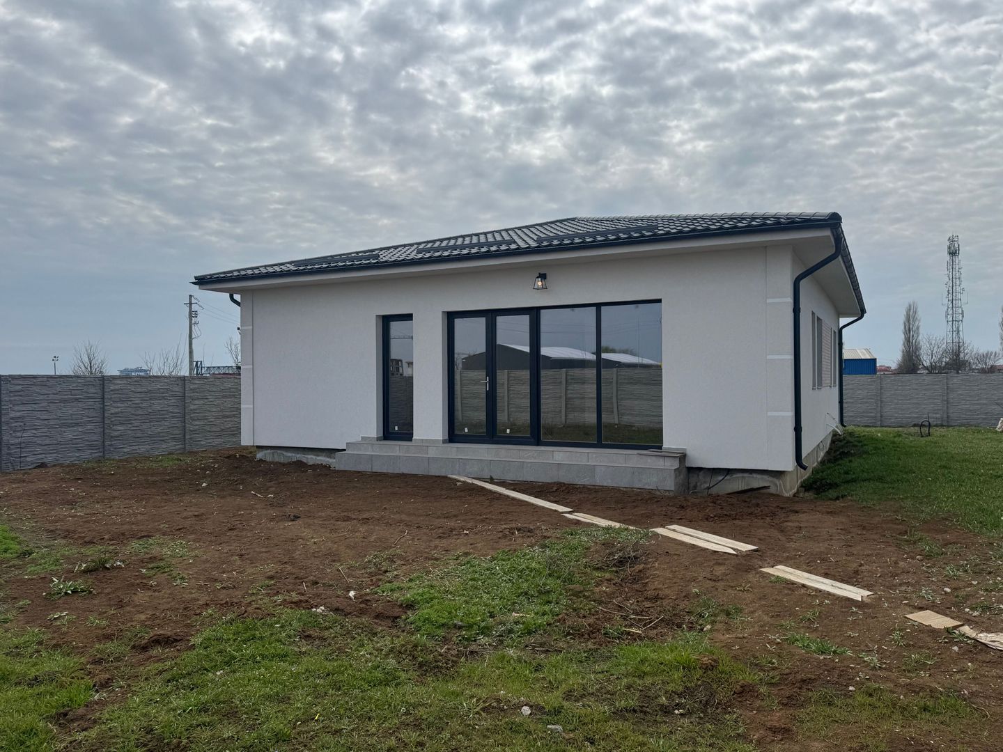 Casa parter Tunari 5 camere curte 500m2, UTILITATI, zona buna - Poză 1