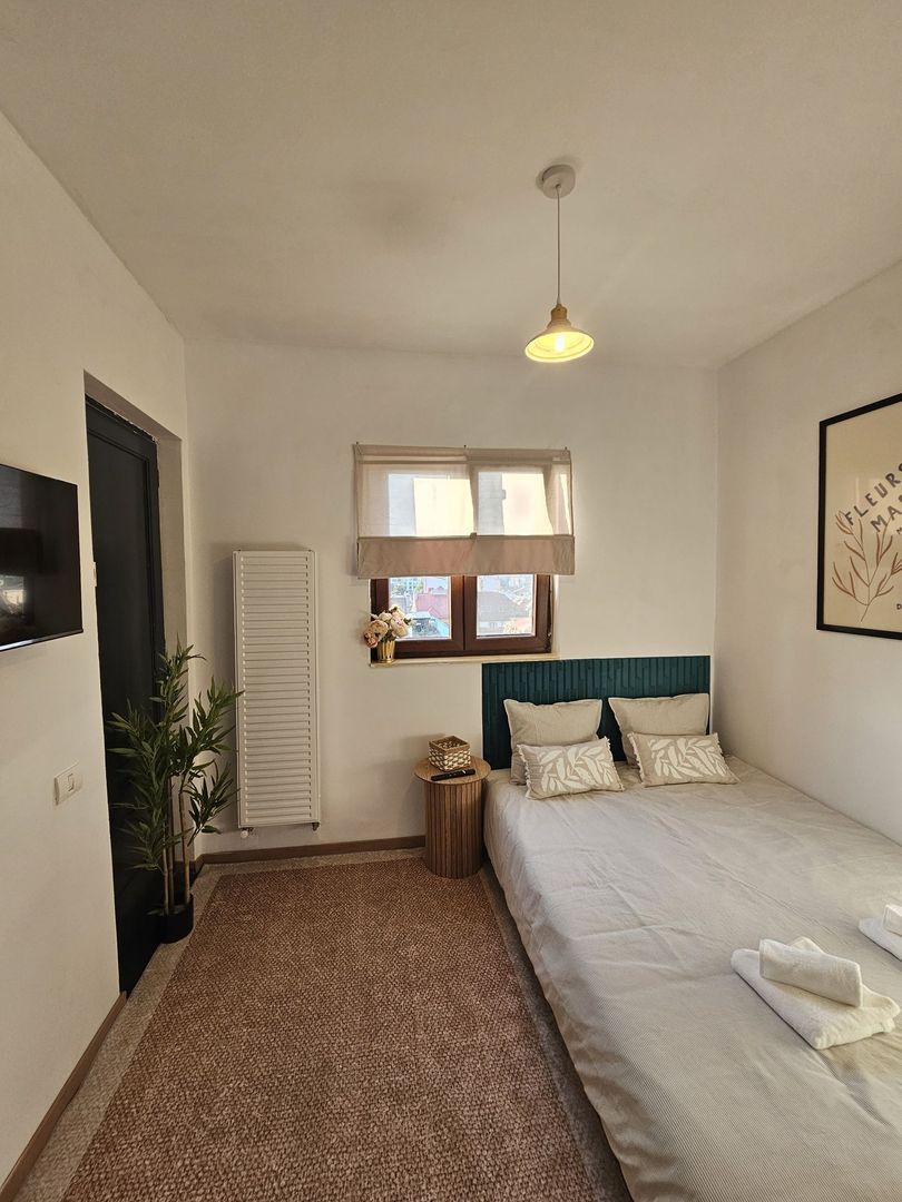 Apartament 4 camere ultracentral, renovat si mobilat, terasă spațioasă. - Poză 2