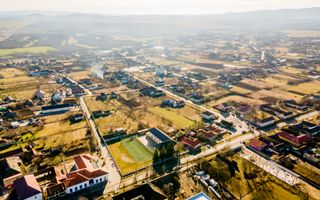 Casă deosebită, în centrul localității Târnova - Poză 2