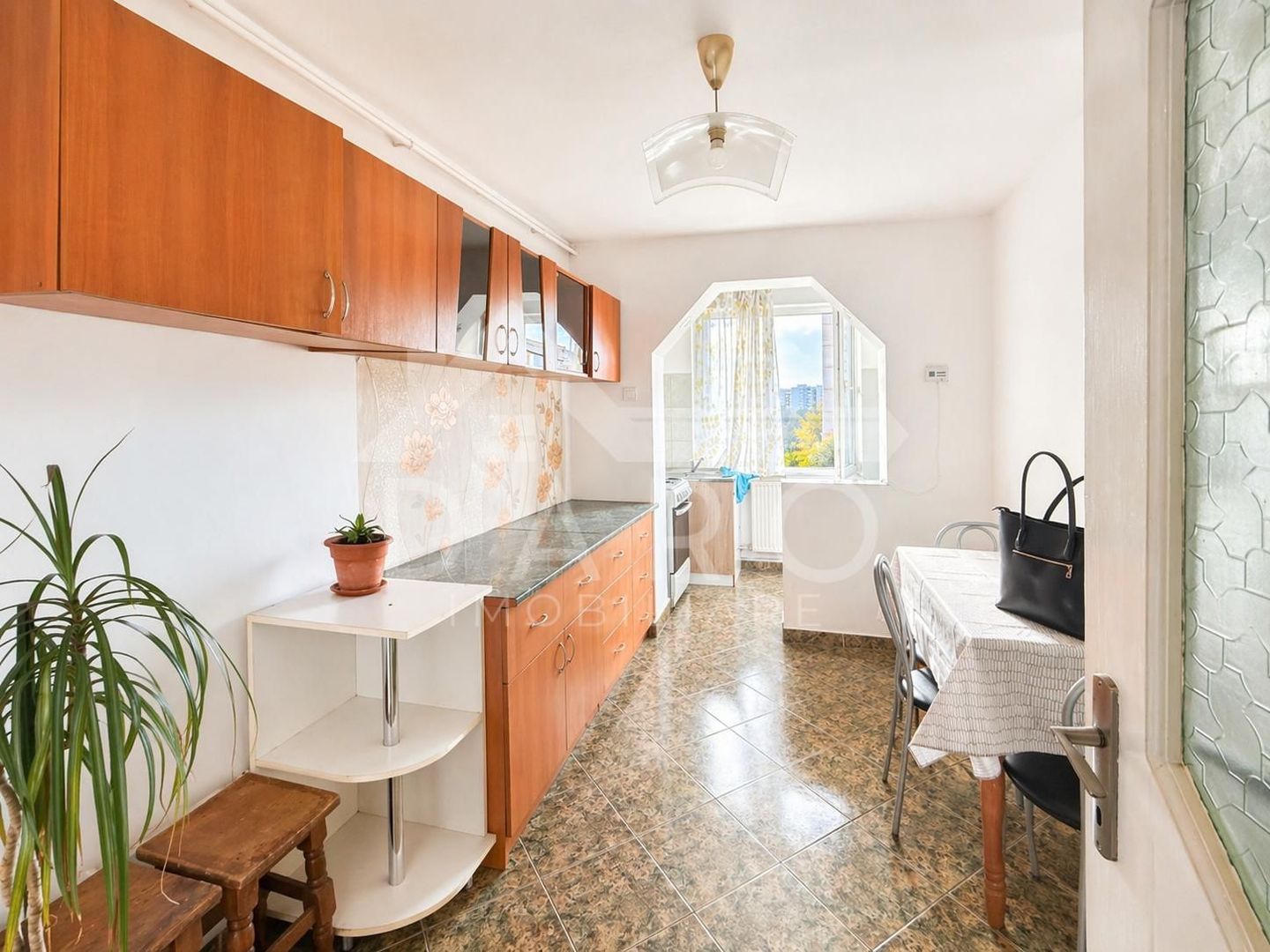 Vând apartament cu 2 camere,in cartierul Tudor,strada Infratirii - Poză 2