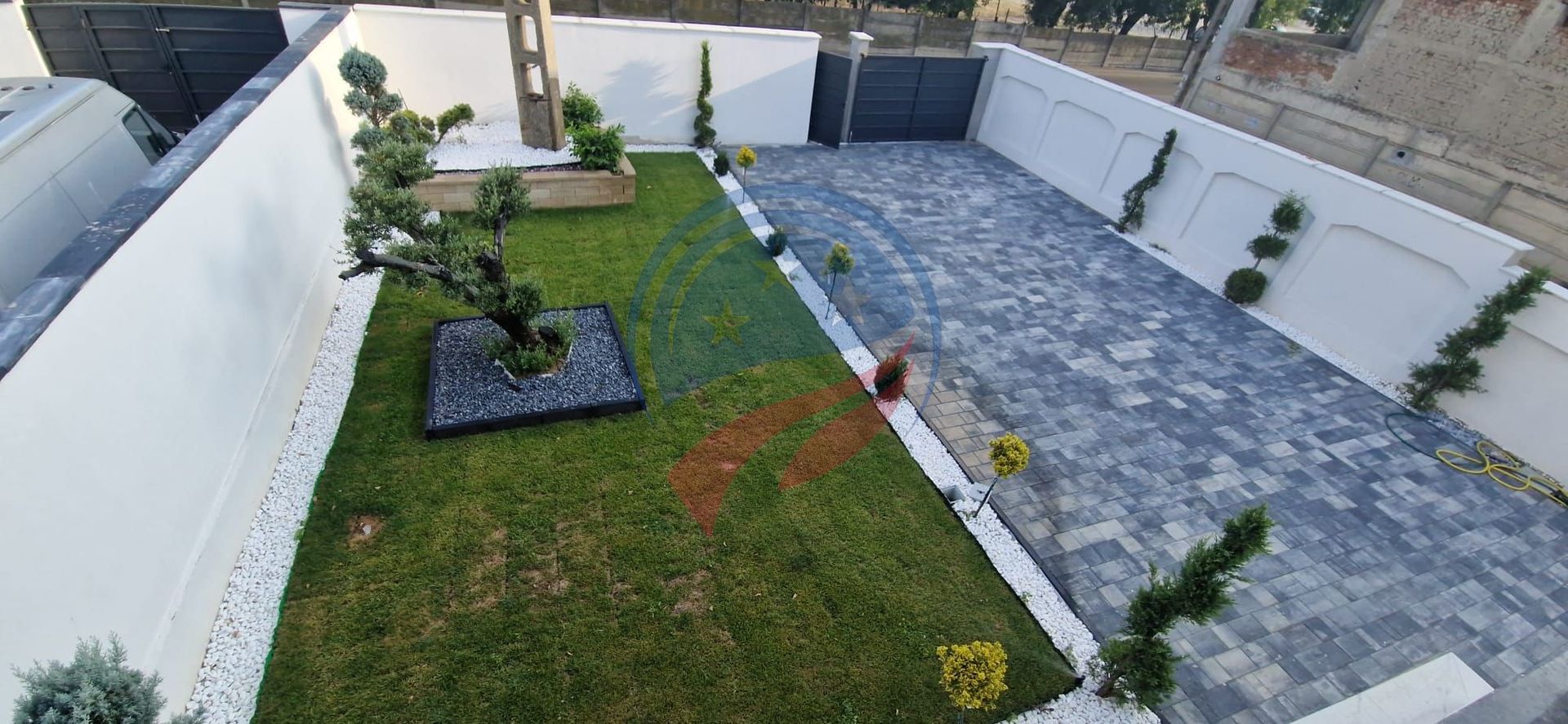 Casă modernă de lux – 4 camere, teren 373 mp, curte amenajată - Poză 2