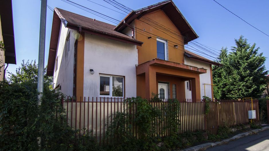 COMISION 0%, MILITARI- ROSU, CASA INDIVIDUALA, 6  CAMERE, 3 BAI,  P+1,  271 MPU. - Poză 1