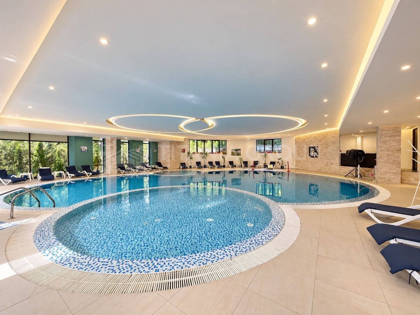 Hotel 4 stele, complet echipat, 85 camere, teren 5000 mp - Predeal - Poză 1