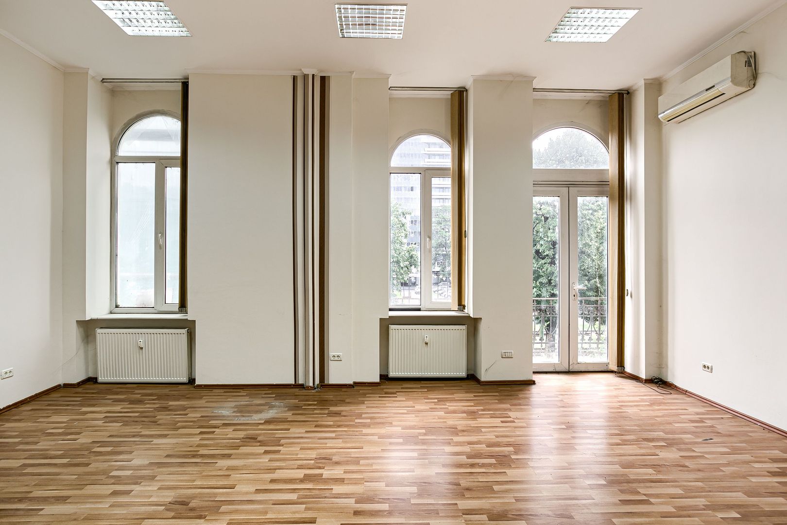 Birou la etajul 1 în zonă ultracentrală - Poză 4